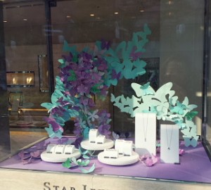 アクセサリー　ウィンドウディスプレイ