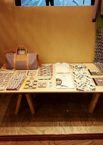 ウィンドウ　陳列　アパレル