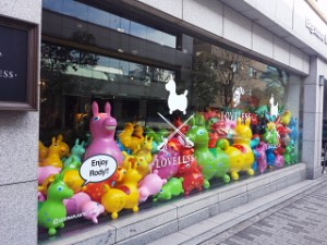 インパクト大のカラフル装飾