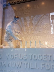 考える人　ウィンドウディスプレイ