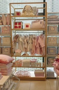  子供服　カセット　陳列